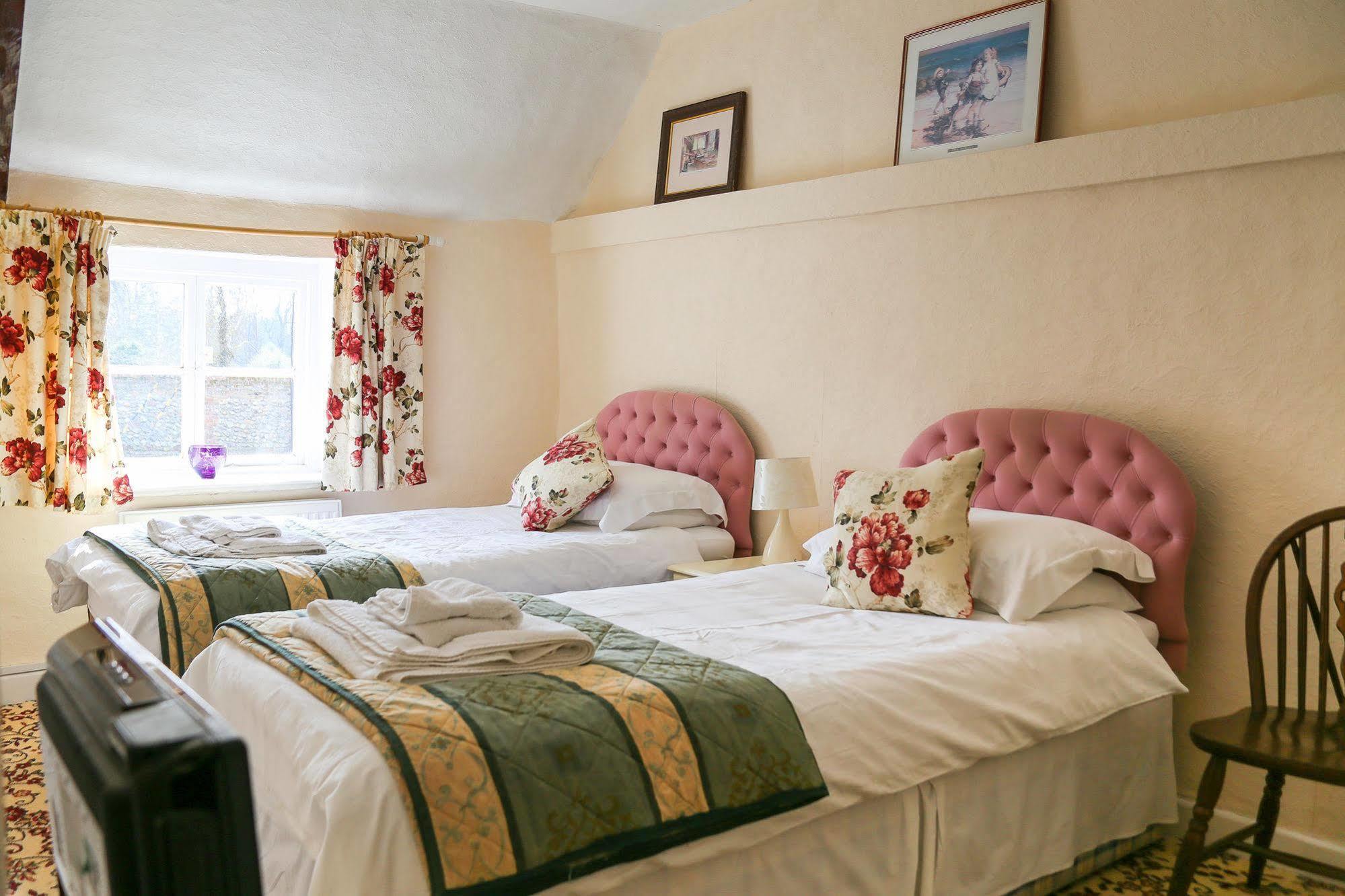 The Crown Inn Gayton  Buitenkant foto
