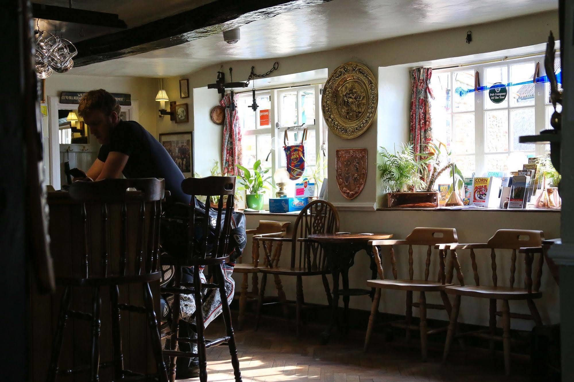 The Crown Inn Gayton  Buitenkant foto